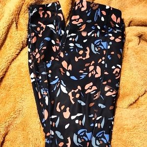🐥5/$25🐥NWT Avia Leggings with two pockets on side of legs. Size small (4-6)